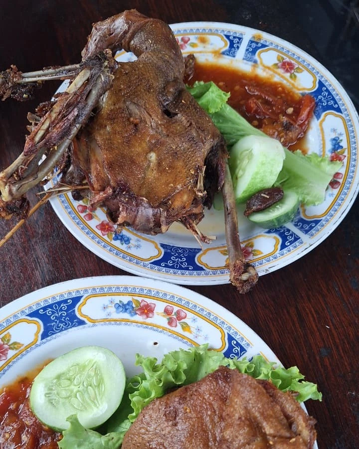 A plate of Bebek Goreng Ali Borme in Bandung.